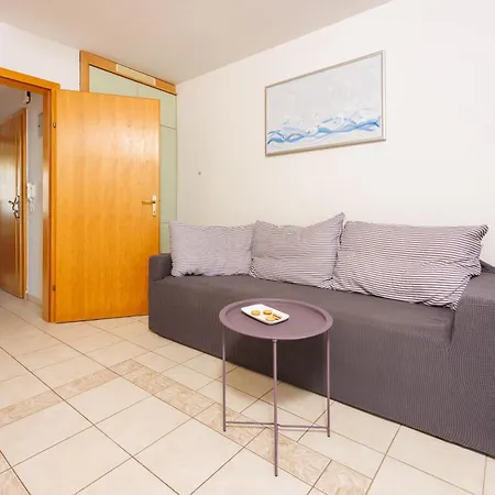 Apartment Petak 2 *